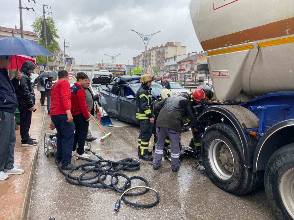 İki tırın arasında kağıt gibi ezildi