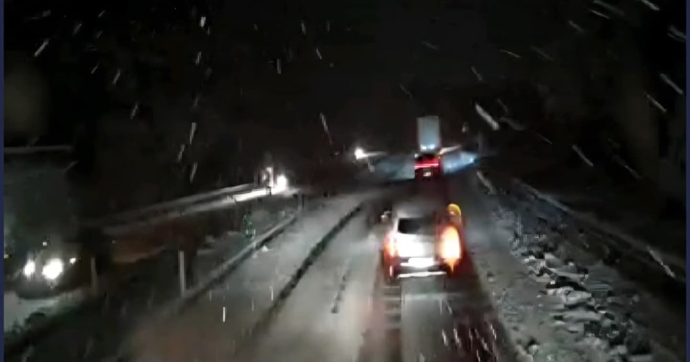 Kar yağdı Ankara'yla bağlantıları koptu