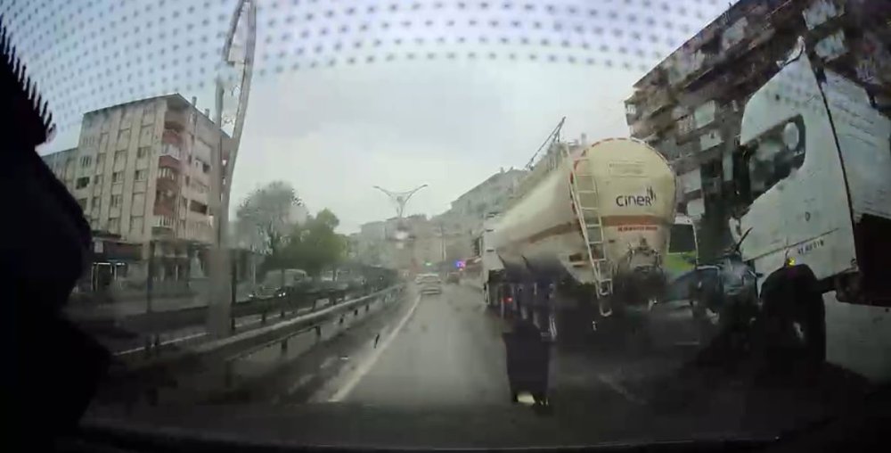 Otomobilin iki tırın arasına sıkıştığı feci kaza kamerada