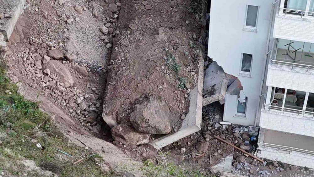 Çöken istinat duvarı evlerin içine girdi: 10 ev tahliye edildi