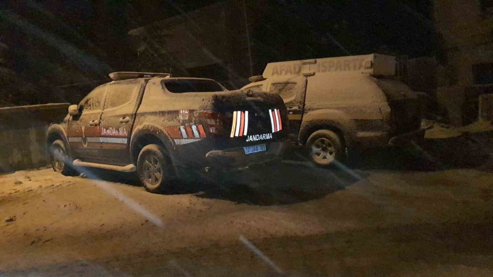Önce tipi sonra heyelan! Çobanlar mahsur kaldı