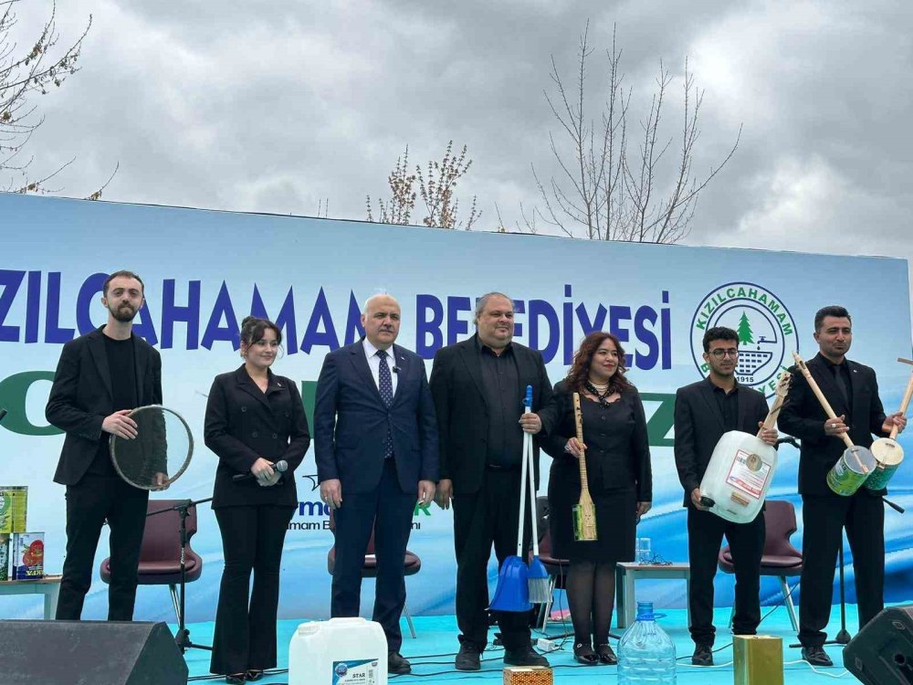 Atıklardan yaptıkları müzik aletleri ile konser verdiler