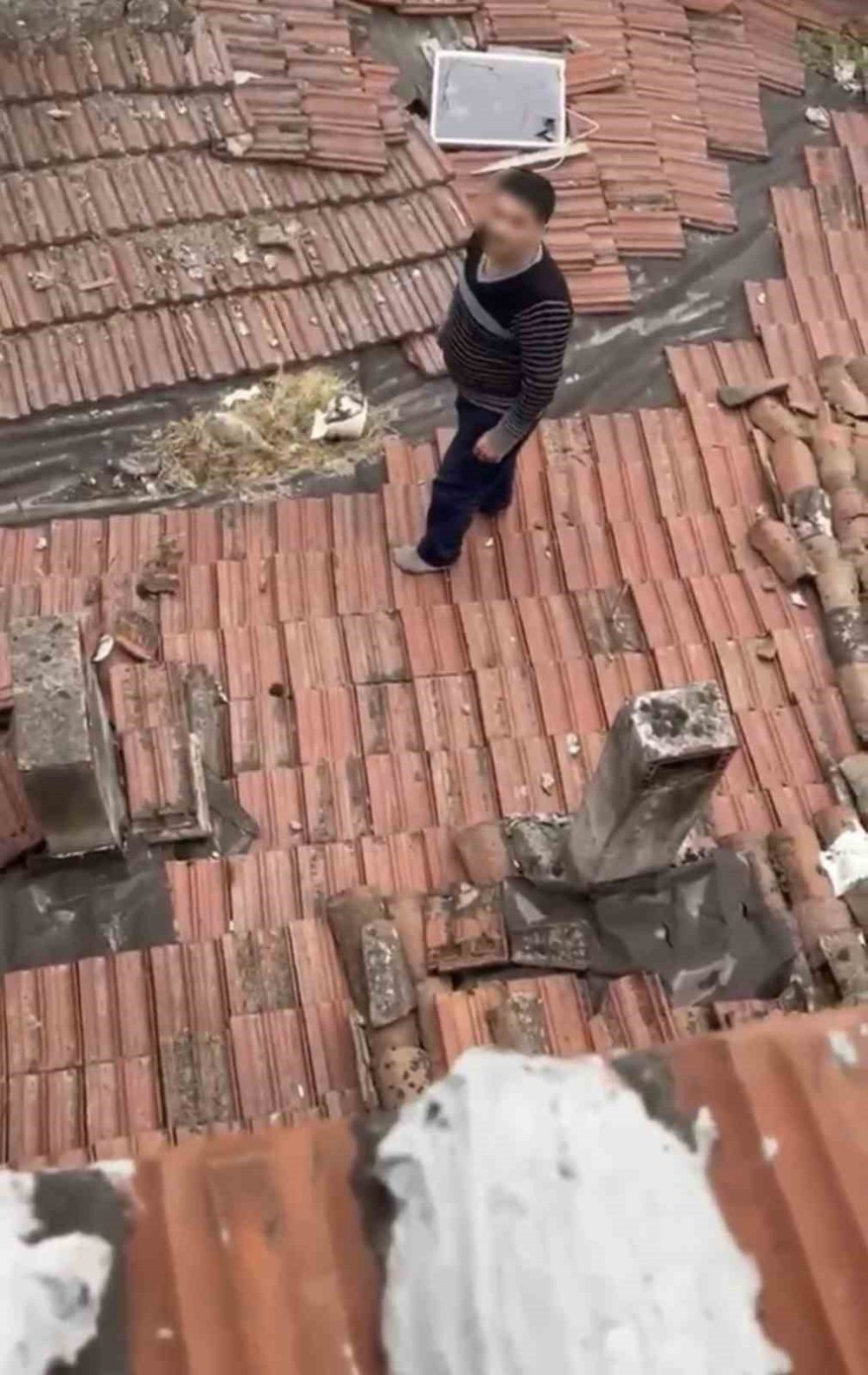 Saklandığı çatıdan polisi izlerken yakalandı