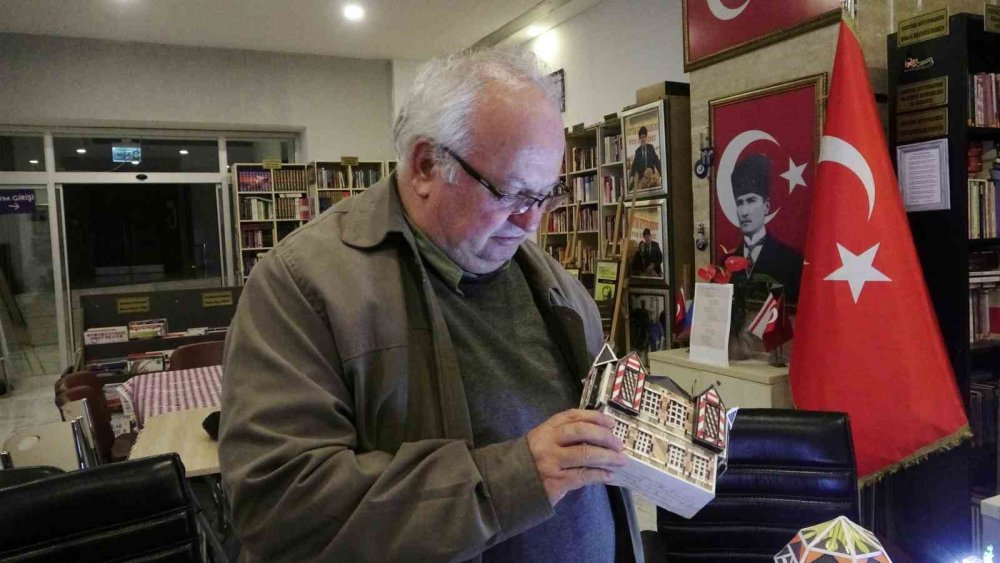 Çöpe gidecek malzemeleri sanata dönüştürüyor