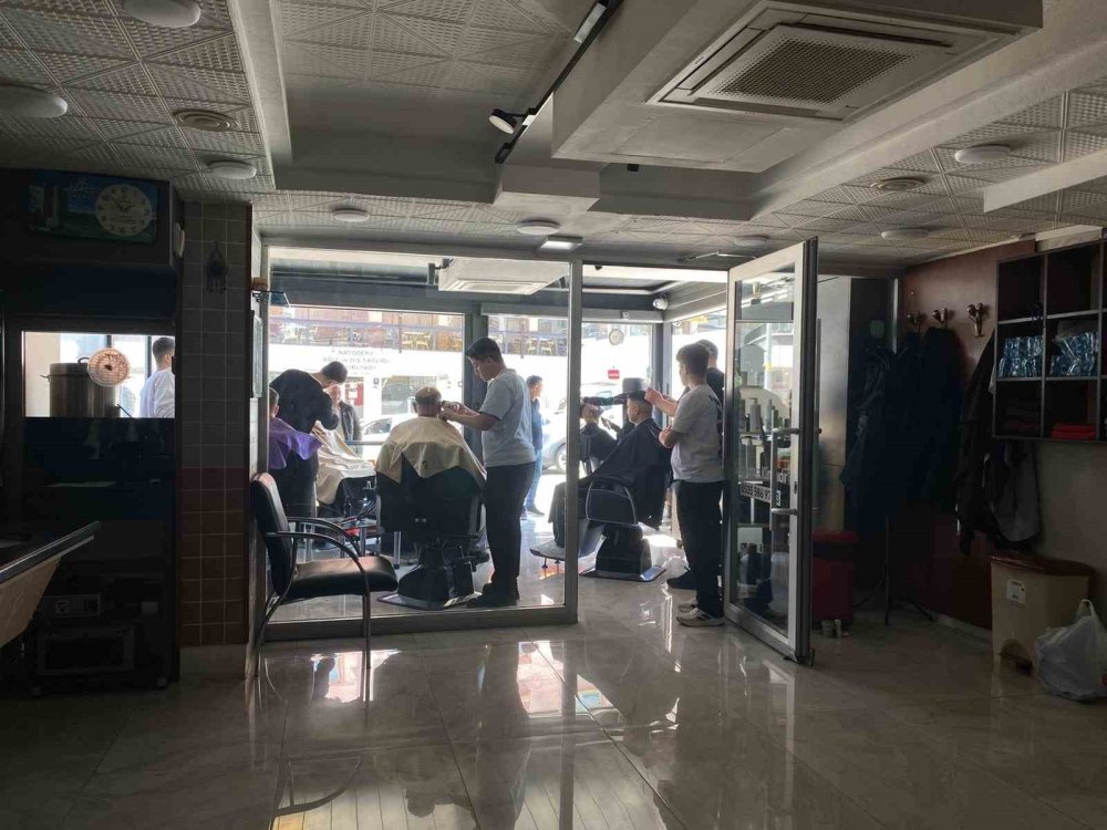 Metro geliyor esnaf memnun! Ankara'da elektrikler kesildi çözümü sokakta buldu