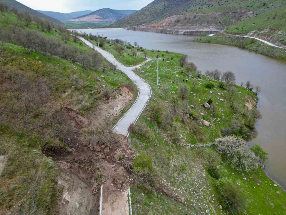 Afyon’da doğa alarm verdi: Yedikapı yolu toprak altında kaldı