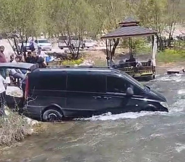 Bozkır’da Panik! Freni Boşalan Minibüs Çaya Uçtu