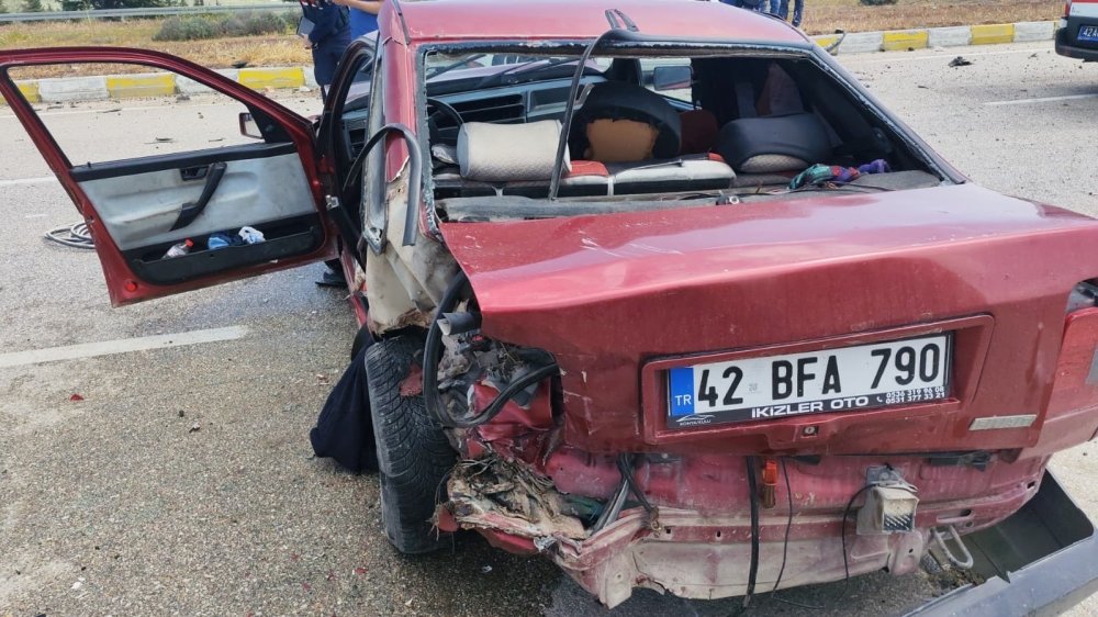 Kavşakta Facianın Eşiğinden Dönüldü: 2 Araç Hurdaya Döndü
