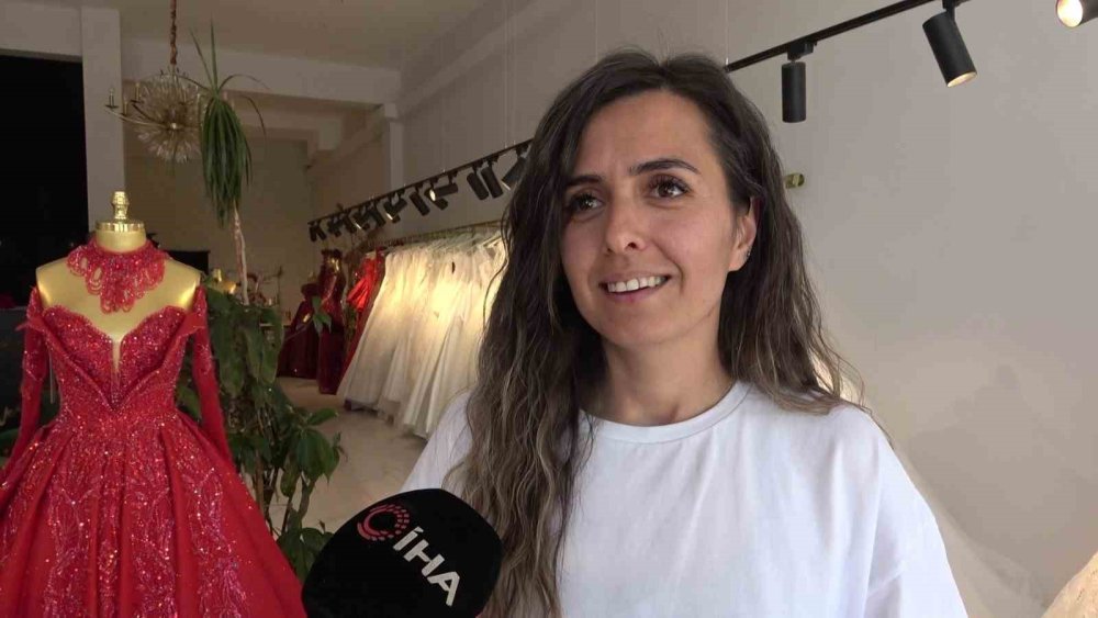Gelinlikle gökyüzünde süzüldü, herkes damadı aradı