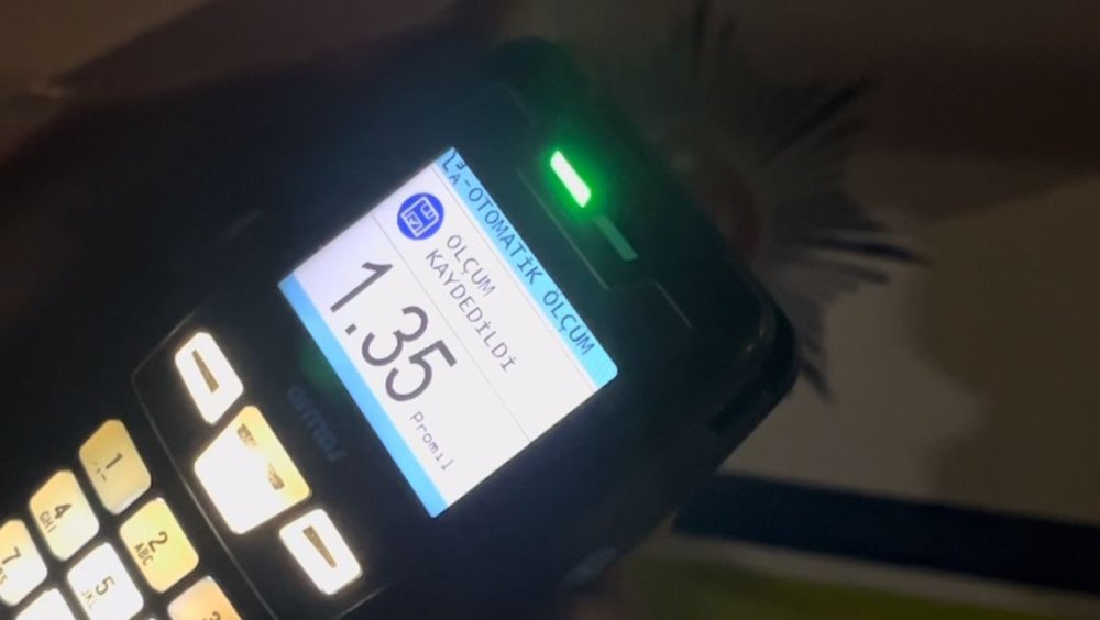 Polis uygulamasını görünce aracını çorbacıya sürdü