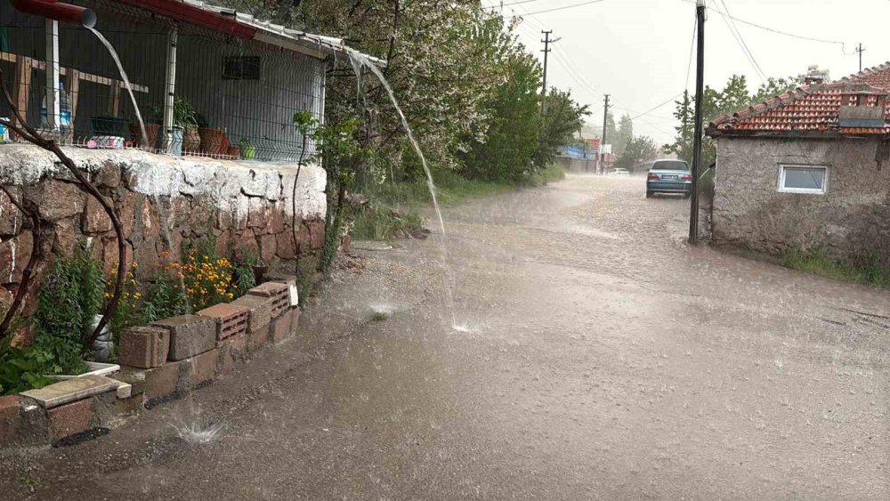 Sağanak bastırınca evlerinin önüne halı serdiler