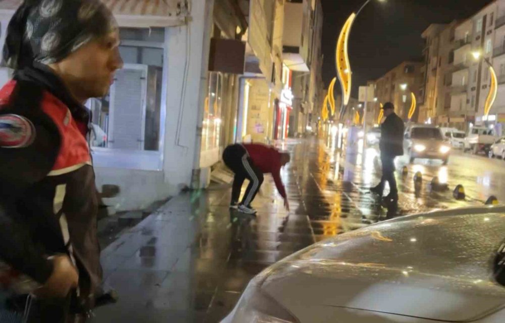 Alkollü Sürücü Akıl Tutulması Yaşadı! Polise Sarılıp Saklanmaya Çalıştı