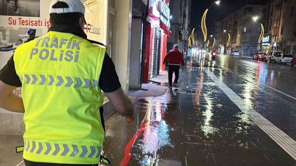 Alkollü Sürücü Akıl Tutulması Yaşadı! Polise Sarılıp Saklanmaya Çalıştı