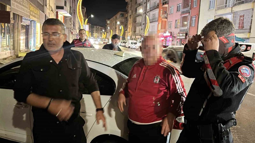 Alkollü Sürücü Akıl Tutulması Yaşadı! Polise Sarılıp Saklanmaya Çalıştı