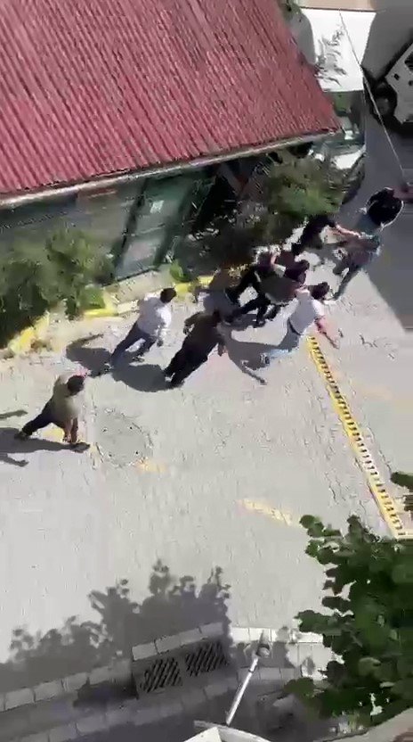 Bedava Tıraş İstedi, Reddedilince Akrabalarıyla Dükkan Bastı