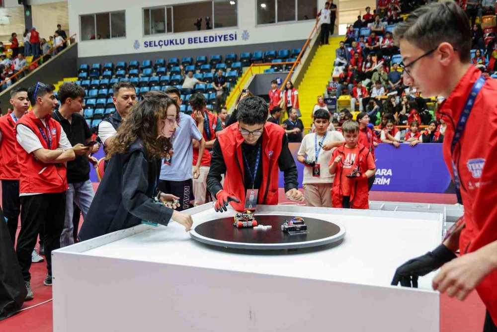 Robotlar Sahaya İndi! Konya’da TEKNOSEL 2026 Heyecanı Başladı