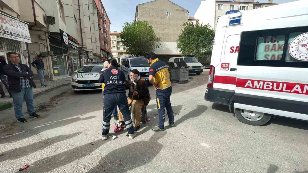 Devrilen Elektrikli Bisikletin Altında Kalan Amcanın İmdadına Gençler Koştu
