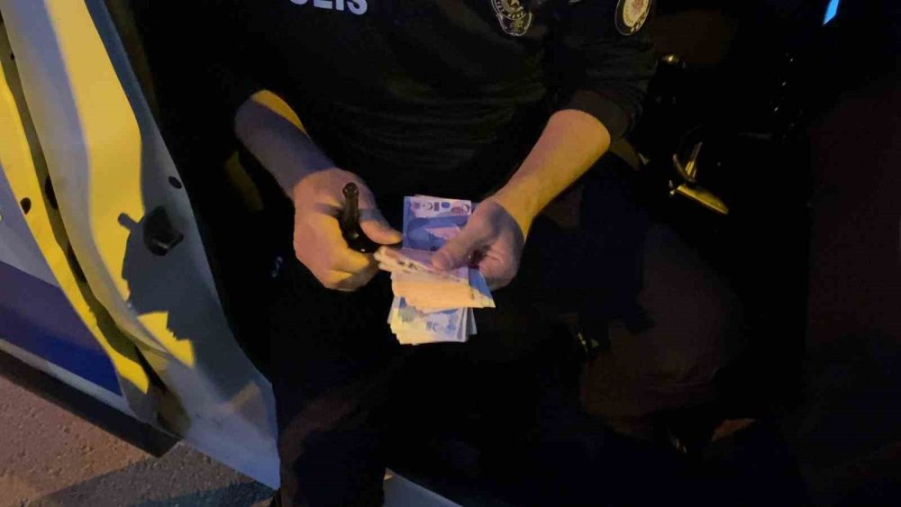 İnsanlık Ölmemiş Dedirten Olay: ATM’de Bulduğu Parayı Polise Teslim Etti!