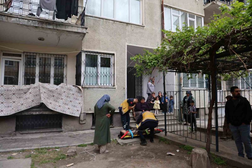 Önce Biri, Sonra Diğeri: Kardeşinin Peşinden Aşağı Düştü
