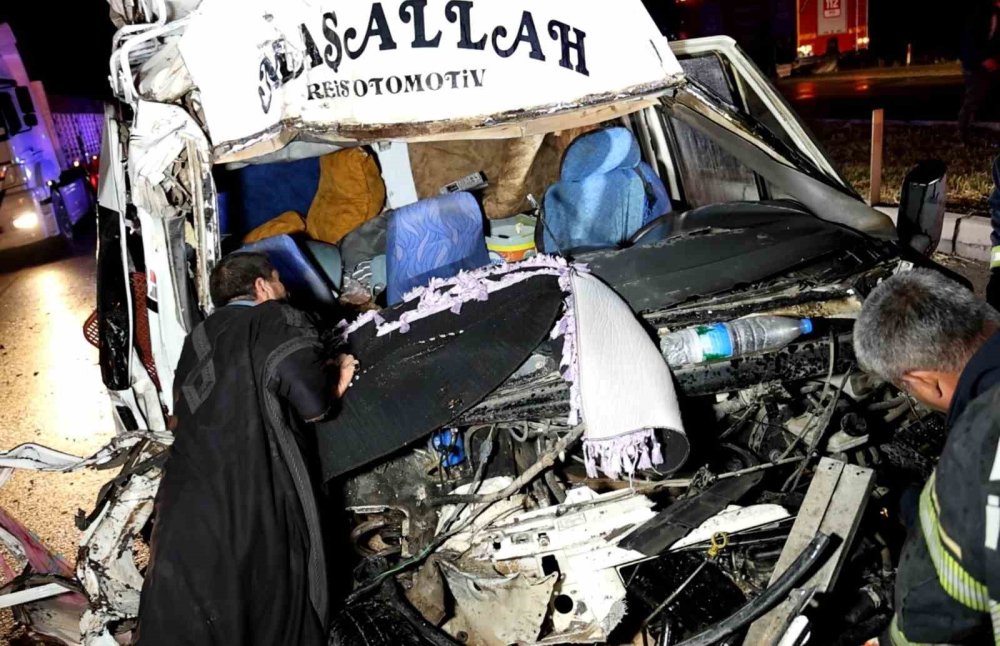 Aksaray-Konya Yolunda Can Pazarı: İşçi Minibüsü Tıra Ok Gibi Saplandı!