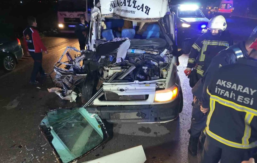 Aksaray-Konya Yolunda Can Pazarı: İşçi Minibüsü Tıra Ok Gibi Saplandı!
