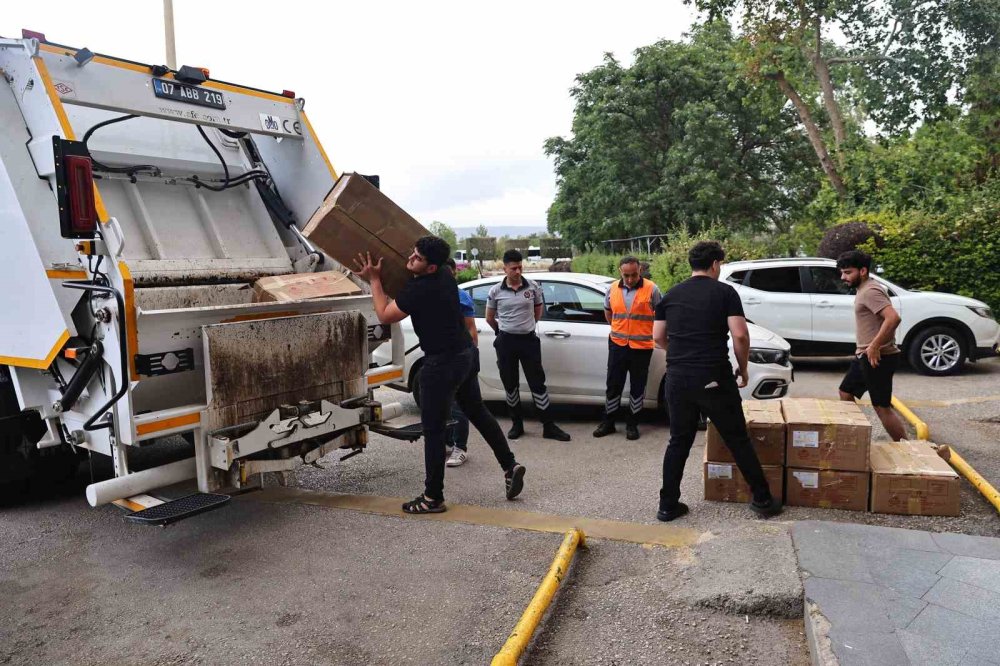 Konya'dan Antalya’ya Kaçak Yolculuk: 1 Ton Koyun Yoğurdu Çöpe Gitti