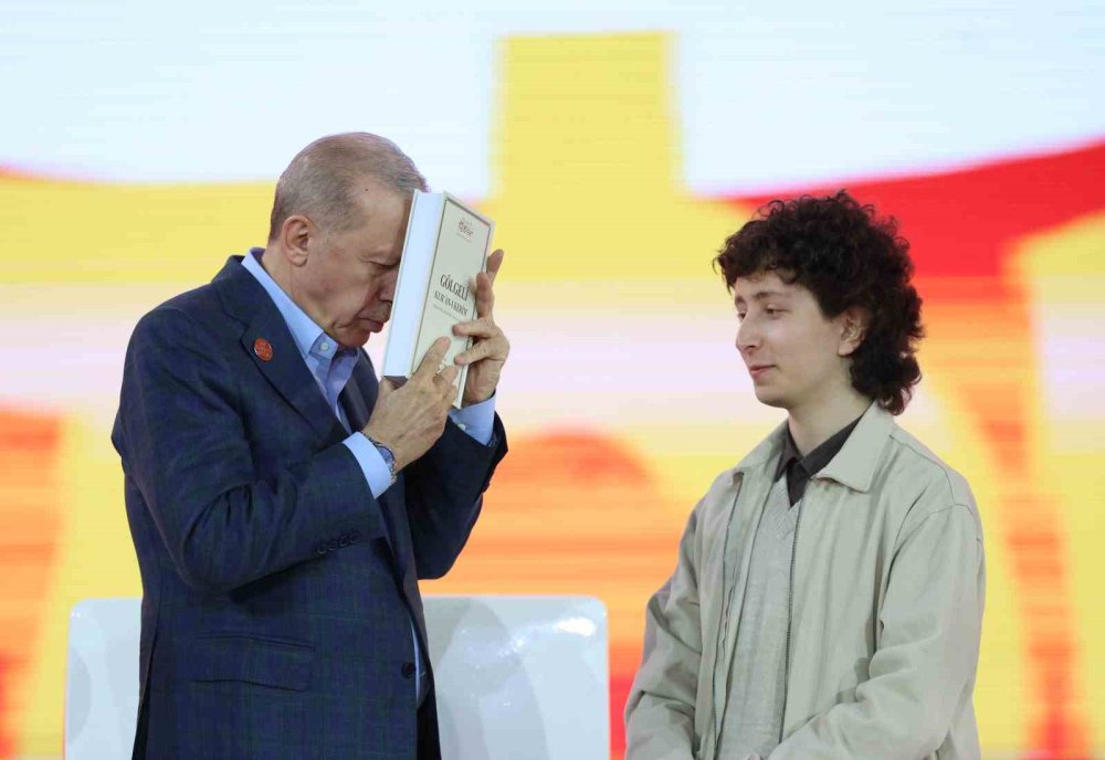 Erdoğan’dan gençlere uyarı: Sizi vitrin süsü yapmak istiyorlar!