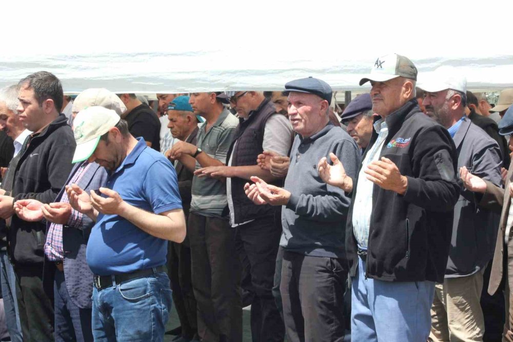 Konya'nın O İlçesinde Sıra Dışı Buluşma: Yüzlerce Kişi Yassıca Mevkii'nde Saf Tuttu