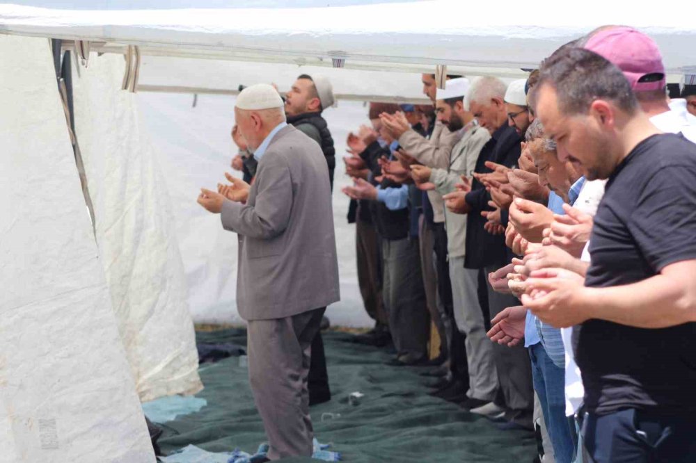Konya'nın O İlçesinde Sıra Dışı Buluşma: Yüzlerce Kişi Yassıca Mevkii'nde Saf Tuttu