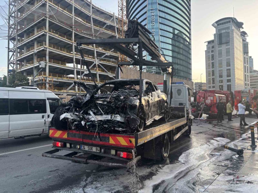 Lüks araçla dükkana girdi