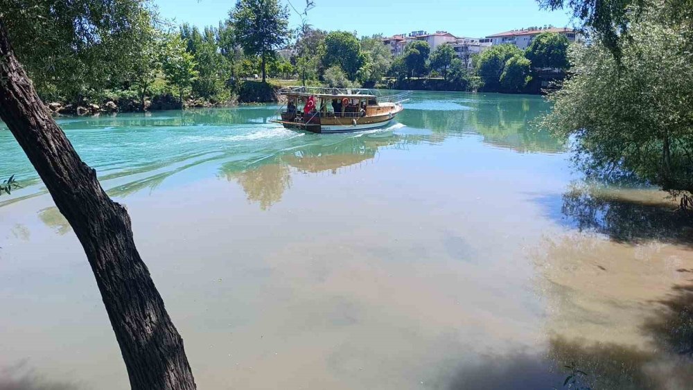 Manavgat Irmağı Çevre Felaketiyle Sarsılıyor: Mavi Nehir Kahverengiye Döndü!