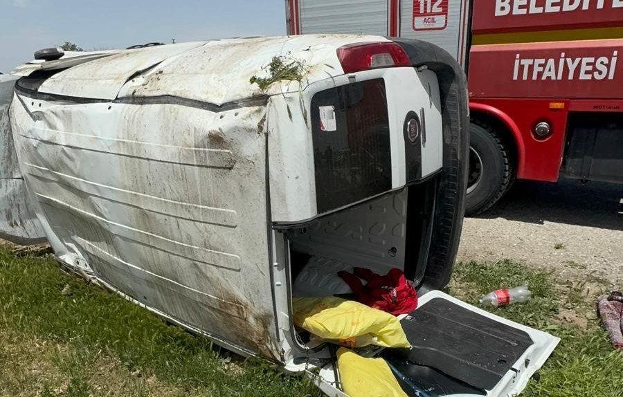 Otomobille hafif ticari araç çarpıştı: İkisi de hurdaya döndü