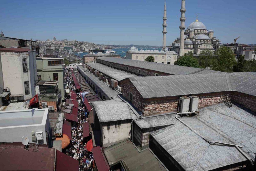 İnsan seli sokağa sığmadı! Sırt sırta 19 Mayıs