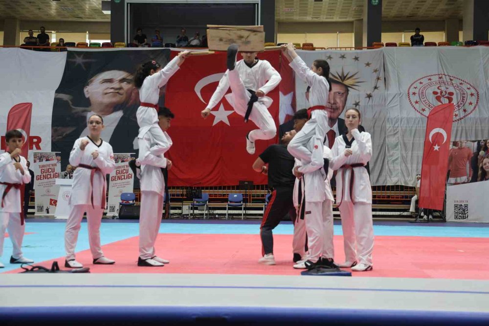 Konya’da 19 Mayıs Atatürk’ü Anma Gençlik ve Spor Bayramı kutlandı