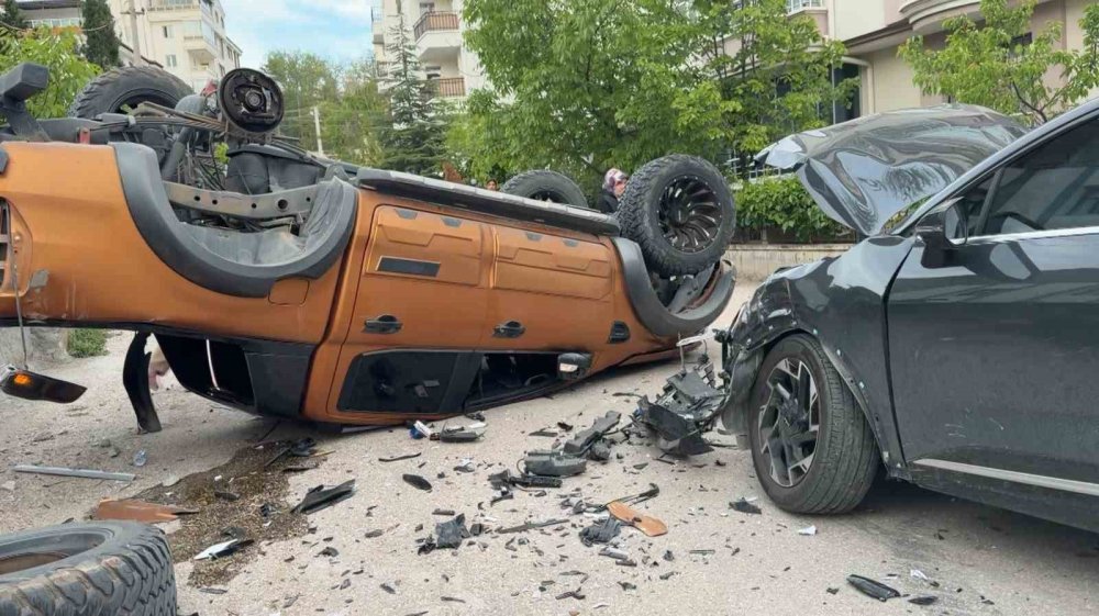 SUV pikapa vurdu duvar yıkıldı olmaz denen oldu