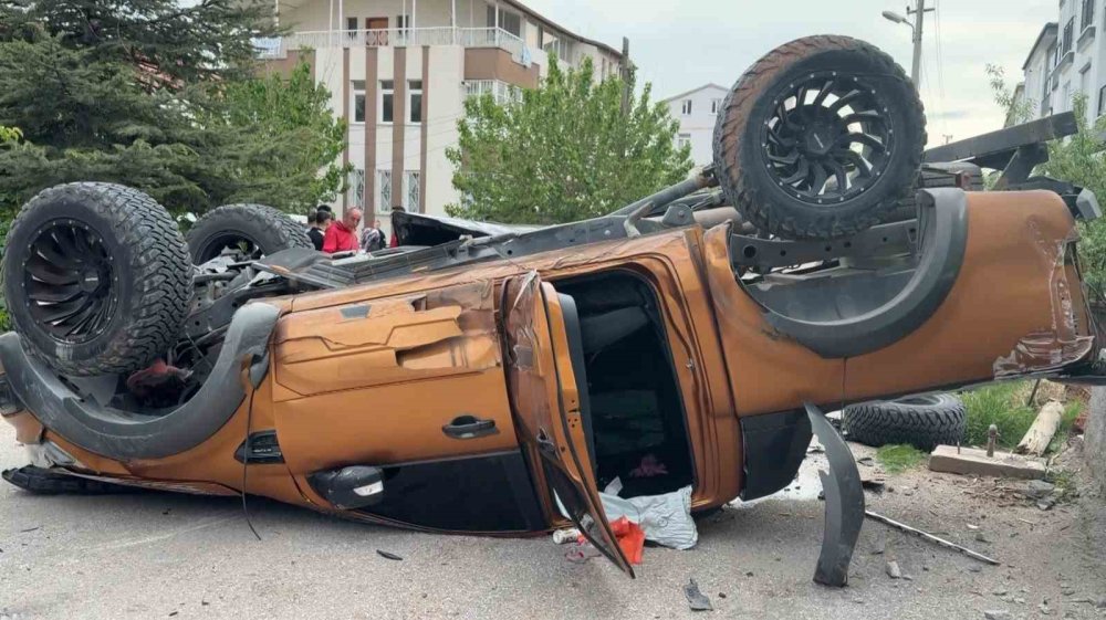SUV pikapa vurdu duvar yıkıldı olmaz denen oldu