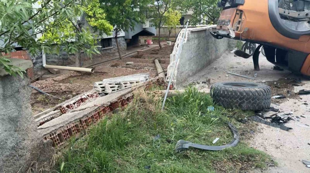SUV pikapa vurdu duvar yıkıldı olmaz denen oldu