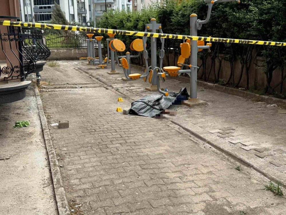 Eşine yardım ederken 4. kattan düşen adam hayatını kaybetti
