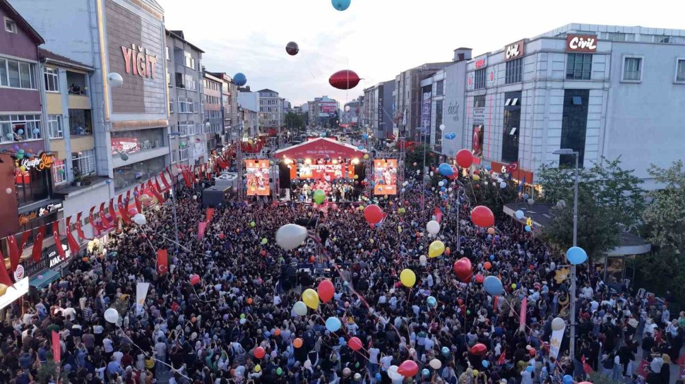 Kanseri yenen Zeyd için gökyüzüne binlerce balon bırakıldı