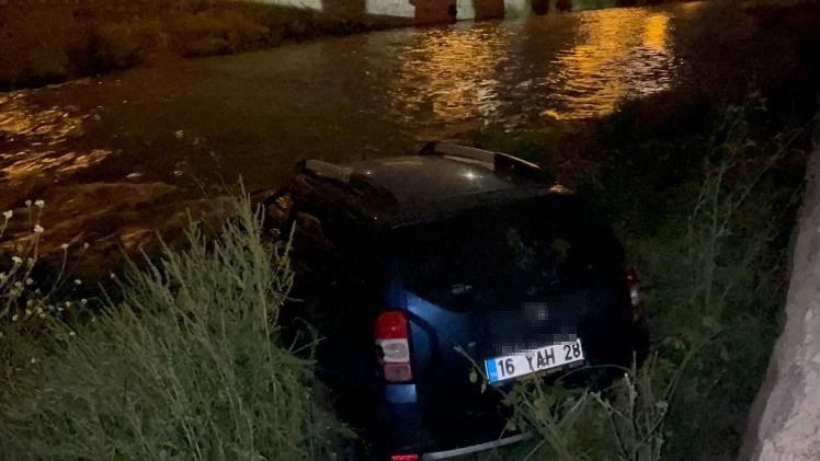 Kontrolden çıkan araç dereye uçtu, kaza sonrası sürücü kaçtı