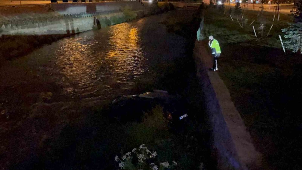 Kontrolden çıkan araç dereye uçtu, kaza sonrası sürücü kaçtı