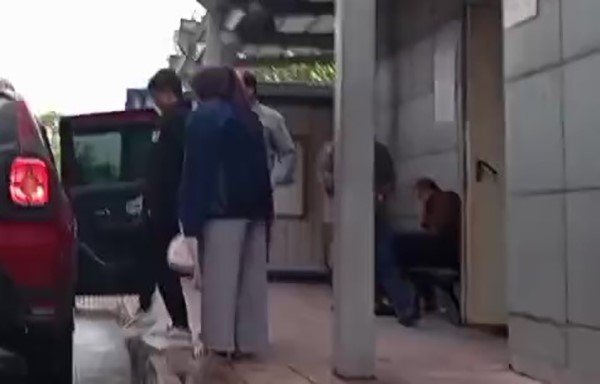 Kamyonetin altında kalan anne ile oğlu yürüyerek taburcu oldu