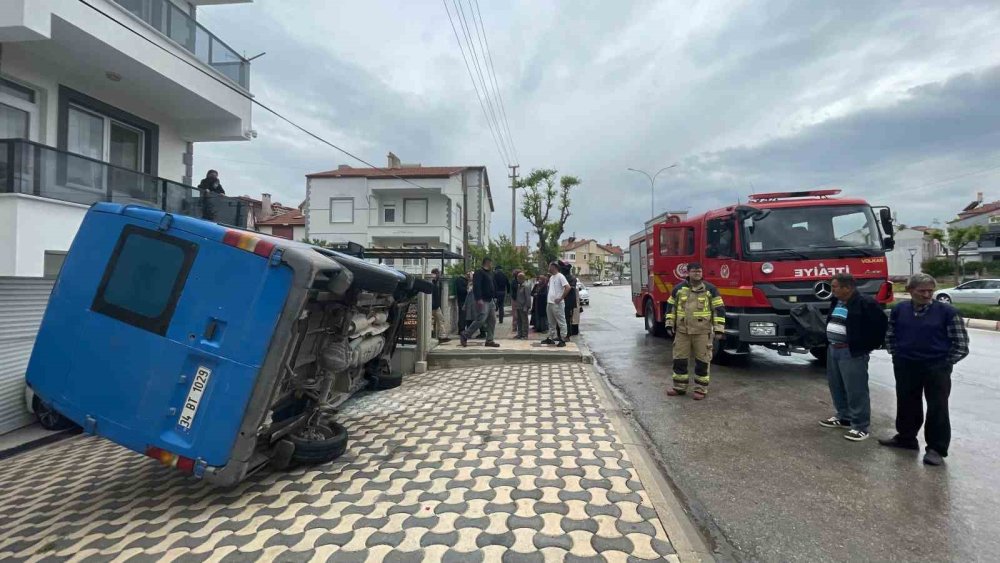 Kargo aracı otomobilin üzerine devrildi, yardıma motokurye koştu