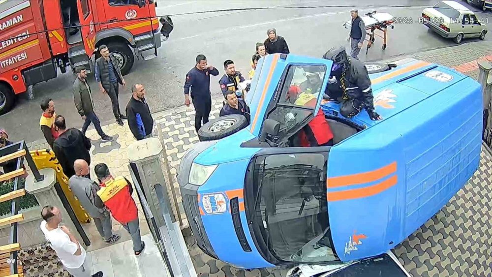 Kargo aracı otomobilin üzerine devrildi, yardıma motokurye koştu