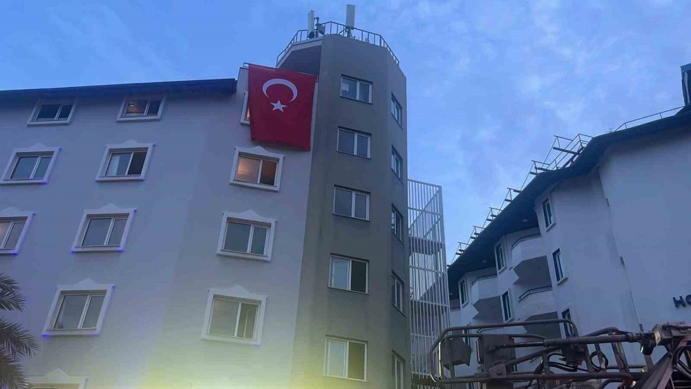 Alanya’da sıcak dakikalar! Yangın otelin mutfağında çıktı