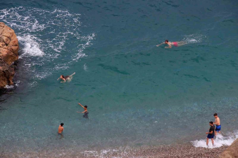 Antalya 2 saat arayla iki farklı mevsim yaşadı