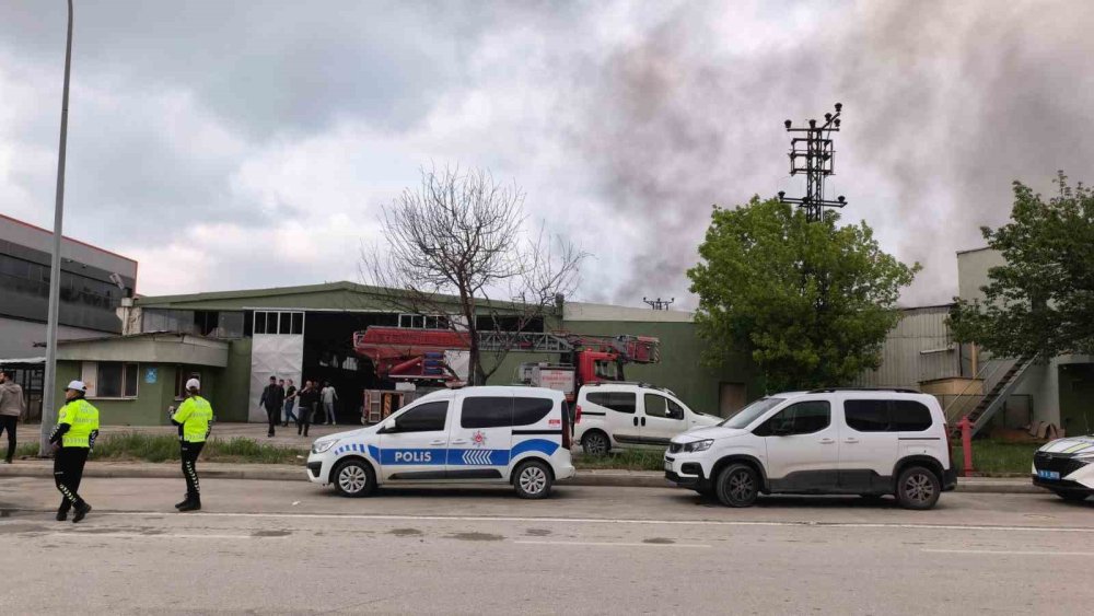 Dev fabrikadan dumanlar yükseldi alevler her yeri sardı