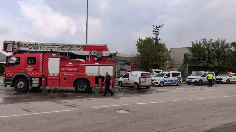 Dev fabrikadan dumanlar yükseldi alevler her yeri sardı