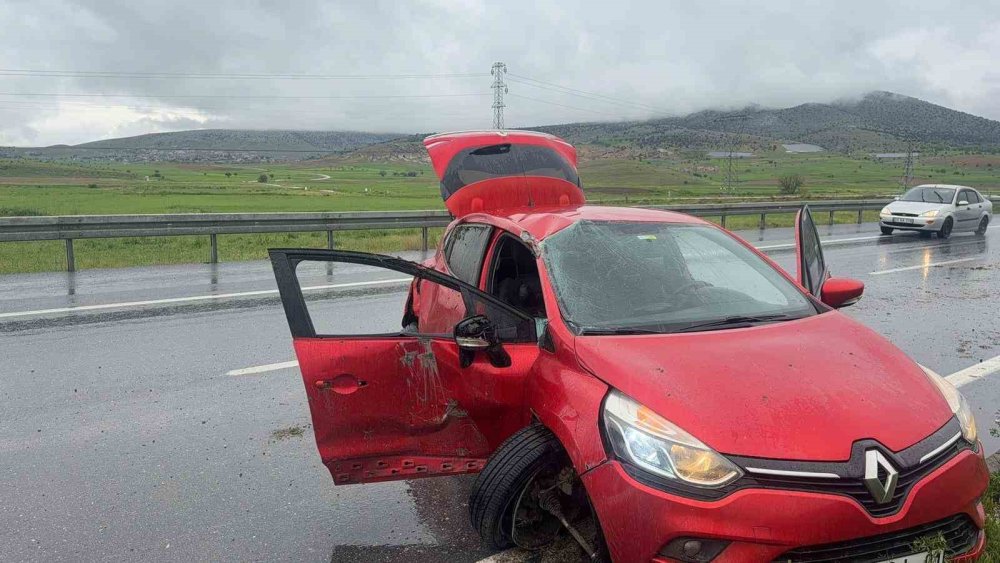 Geçiş yolu tehlikeli: Aracı hurdaya döndü kendi sağ kurtuldu