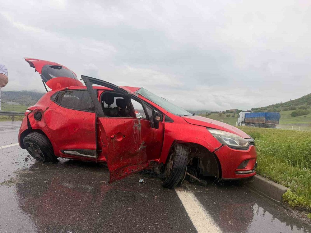 Geçiş yolu tehlikeli: Aracı hurdaya döndü kendi sağ kurtuldu